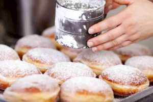 faschingskrapfen-mit-puder