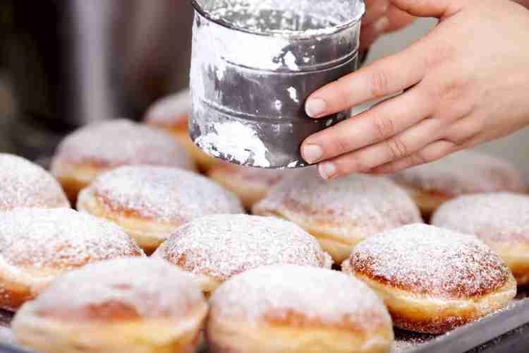 faschingskrapfen-mit-puder